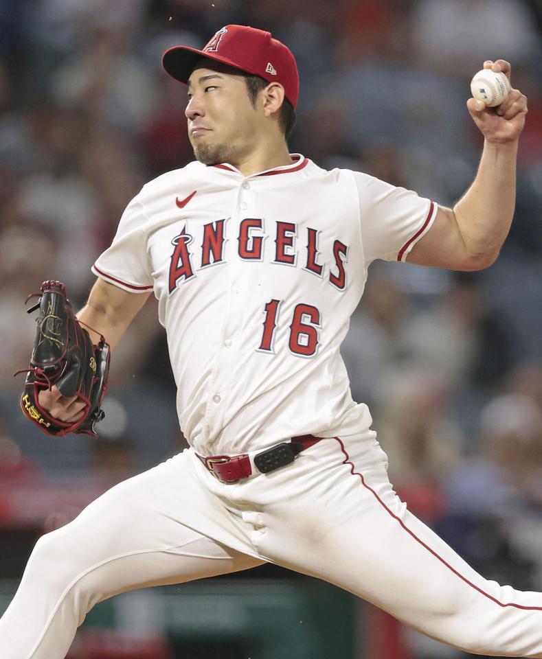 　８回、投球する菊池（ゲッティ＝共同）