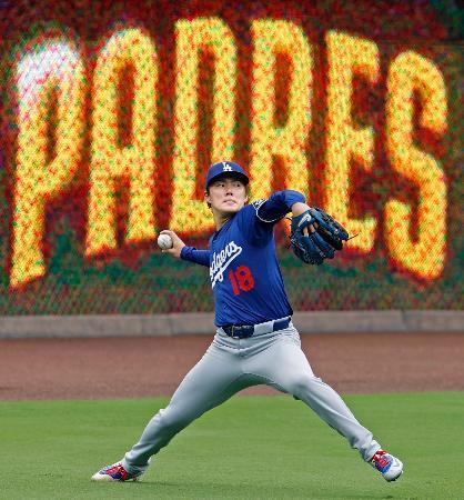 　キャッチボールするドジャース・山本＝サンディエゴ（共同）