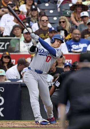 　９回、三塁打を放つ大谷（共同）