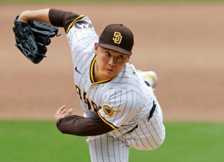 　ドジャース戦の７回に登板したパドレス・松井＝サンディエゴ（共同）