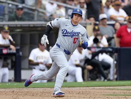 　９回、三塁打を放ち二塁へ向かう大谷（共同）