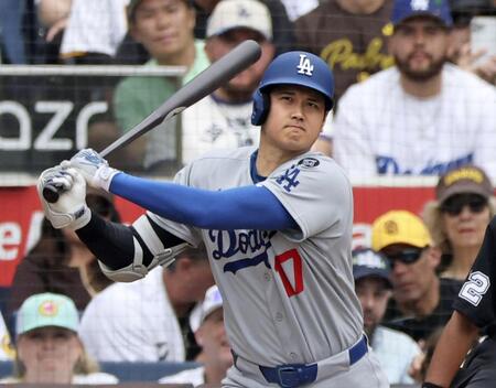 　９回、三塁打を放つ大谷（共同）