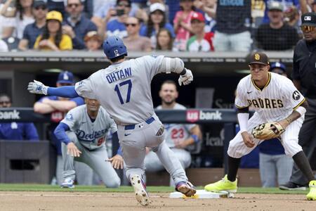 　９回、三塁打を放ち滑り込む大谷（共同）