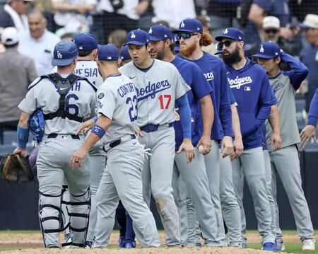 　パドレスに勝利しチームメートを迎える大谷（17）＝共同