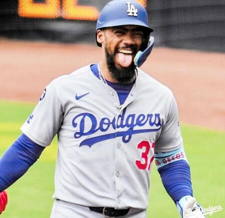 　６回、決勝３ランを放ち笑みを浮かべるＴ・ヘルナンデス（ロサンゼルス・ドジャース提供）