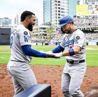 　五回、同点ソロを放ってベンチに戻ったコンフォルト。左はＴ・ヘルナンデス（ロサンゼルス・ドジャース提供）