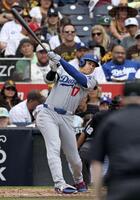 　９回、三塁打を放つ大谷（共同）