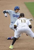 　９回、三塁打を放ち滑り込む大谷（共同）