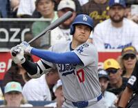 　９回、三塁打を放つ大谷（共同）