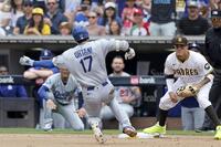 　９回、三塁打を放ち滑り込む大谷（共同）