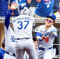 　決勝３ランを放ったＴ・ヘルナンデスにひまわりの種を投げつけるキケ（ロサンゼルス・ドジャース提供）