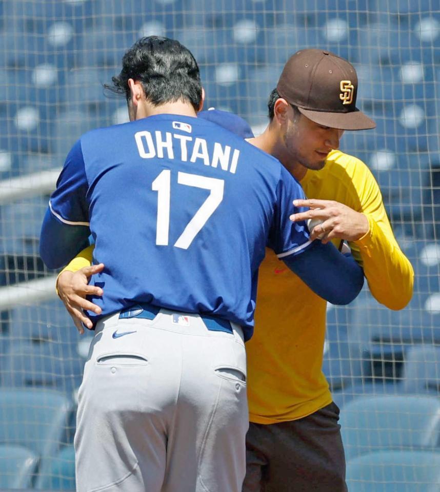 　ダルビッシュ（右）とあいさつする大谷（共同）