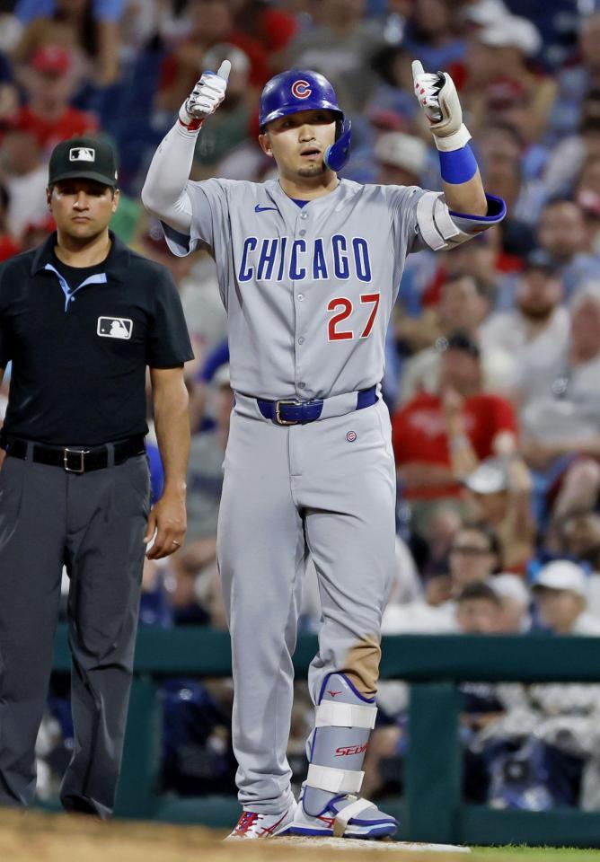 　フィリーズ戦の８回、左前に適時打を放ち、ポーズをとるカブス・鈴木（共同）