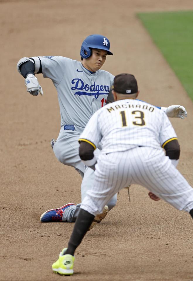 　９回、三塁打を放ち滑り込む大谷（共同）