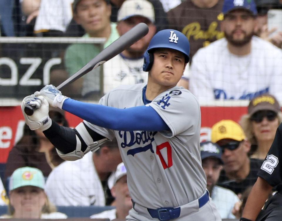 　９回、三塁打を放つ大谷（共同）