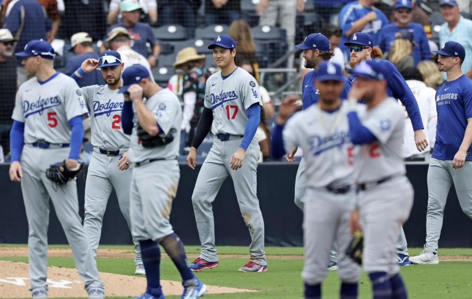 　パドレスに勝利しチームメートを迎える大谷（１７）＝共同