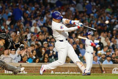 　パイレーツ戦の６回、１７号ソロを放つカブス・鈴木＝シカゴ（共同）