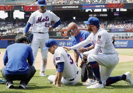 　ナショナルズ戦の６回、守備で右脚を痛めた先発千賀（中央）のもとに集まるメッツのスタッフや選手（ゲッティ＝共同）
