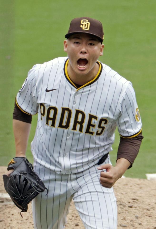 　７回、フリーマンを三振に抑え、ほえる松井（共同）