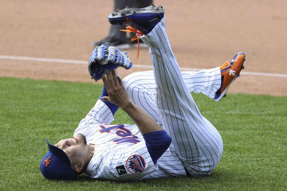 　ナショナルズ戦の６回、守備で右脚を痛め、倒れ込むメッツ先発の千賀（ＡＰ＝共同）