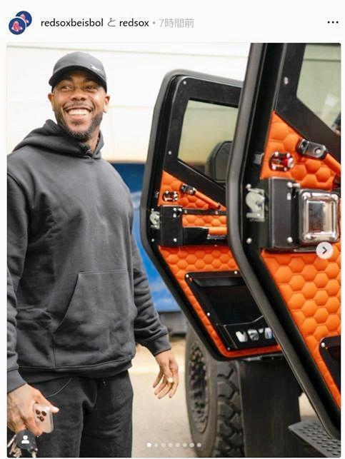 　愛車の隣で笑みを浮かべるチャプマン。レッドソックスの公式インスタグラム（ｒｅｄｓｏｘ）より