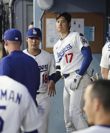 　３回を投げ終え、大谷（17）に迎えられる山本（共同）