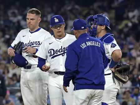 　５回途中、降板する山本（共同）