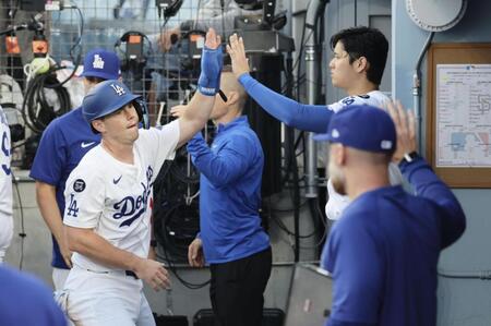 　２回、生還したスミス（左）とタッチする大谷（共同）