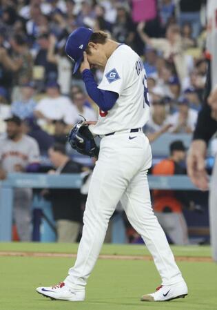 　３回、シュミットに満塁本塁打を浴び顔を覆う山本（共同）