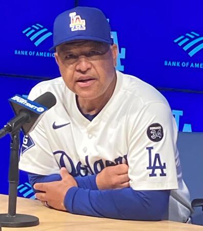 　試合後に会見するロバーツ監督（撮影・小林信行）