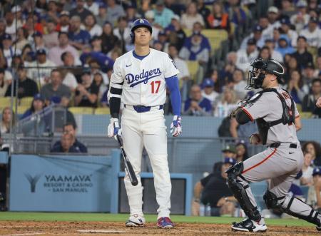 　ジャイアンツ戦の６回、見逃し三振に倒れたドジャース・大谷＝ロサンゼルス（共同）