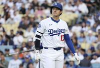 　１回、見逃し三振に倒れた大谷（共同）