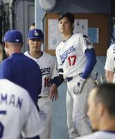 　３回を投げ終え、大谷（17）に迎えられる山本（共同）