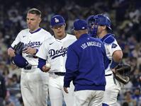 　５回途中、降板する山本（共同）