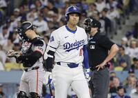 　６回、見逃し三振に倒れた大谷（共同）