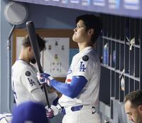 　ベンチでバットを手にする大谷（共同）