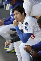 　２回、ベンチに座る大谷（共同）