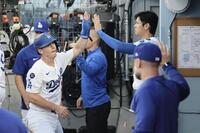 　２回、生還したスミス（左）とタッチする大谷（共同）