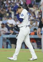 　３回、シュミットに満塁本塁打を浴び顔を覆う山本（共同）