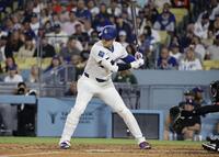 　６回、見逃し三振に倒れる谷（共同）