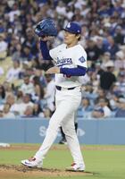 　ジャイアンツ戦の３回、シュミットに満塁本塁打を浴び悔しがるドジャース・山本＝ロサンゼルス（共同）