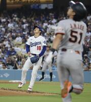 　３回、シュミットに満塁本塁打を浴びた山本（共同）