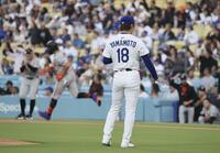 　１回、アダメズ（奥）にソロ本塁打を浴びた山本（共同）