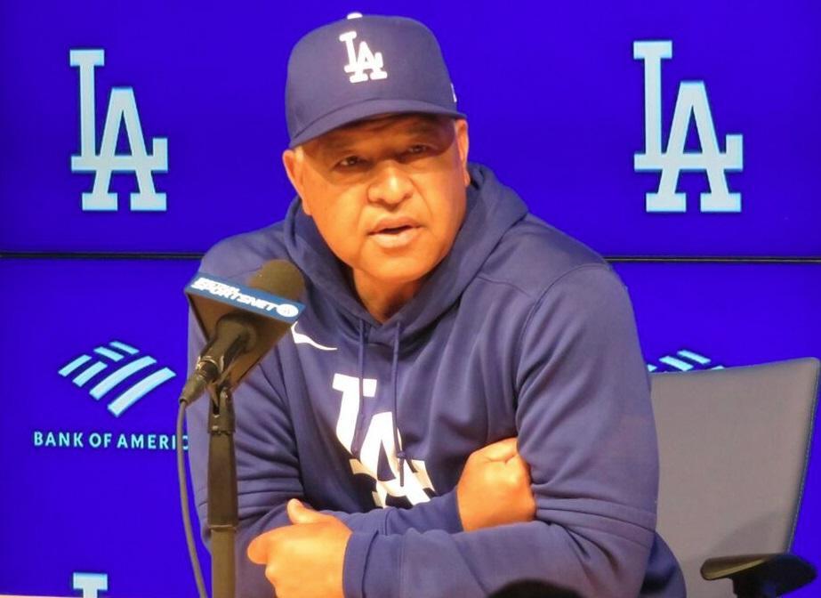 　試合前の会見で佐々木の現状を語るロバーツ監督（撮影・小林信行）