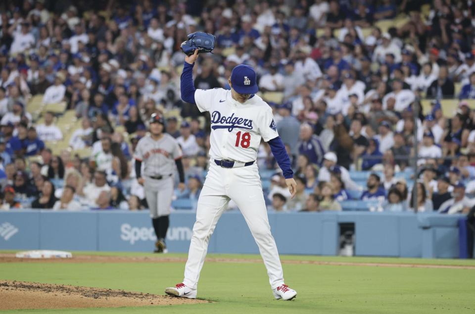 　３回、シュミットに満塁本塁打を浴び悔しがる山本（共同）