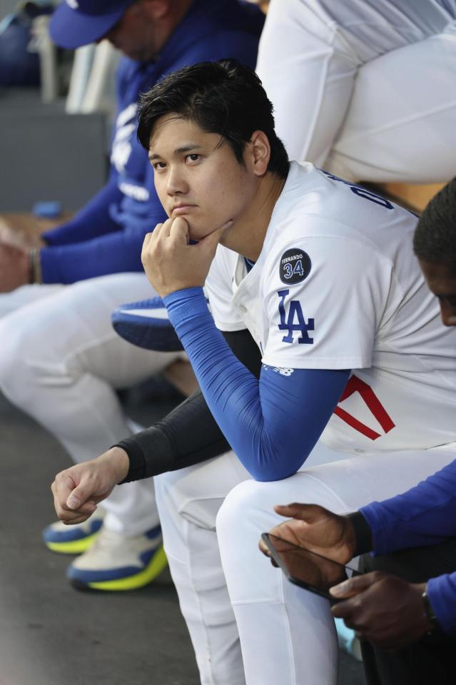 　２回、ベンチに座る大谷（共同）