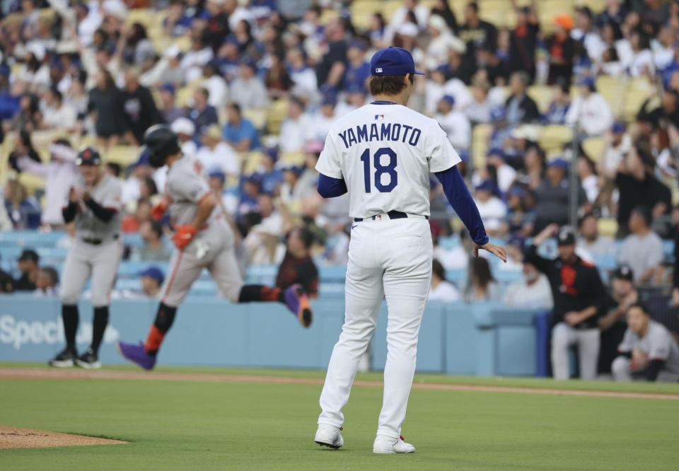 　１回、アダメズ（奥）にソロ本塁打を浴びた山本（共同）