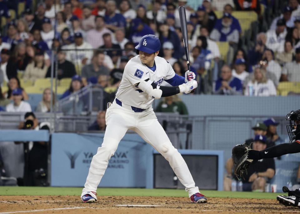 　６回、見逃し三振に倒れる谷（共同）