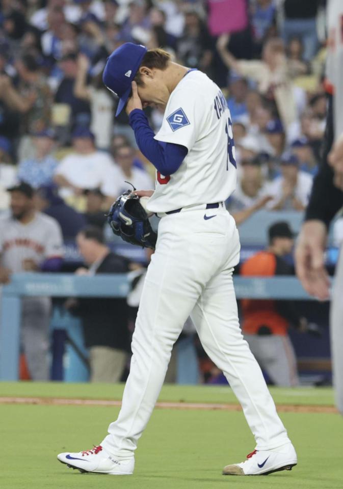 　３回、シュミットに満塁本塁打を浴び顔を覆う山本（共同）