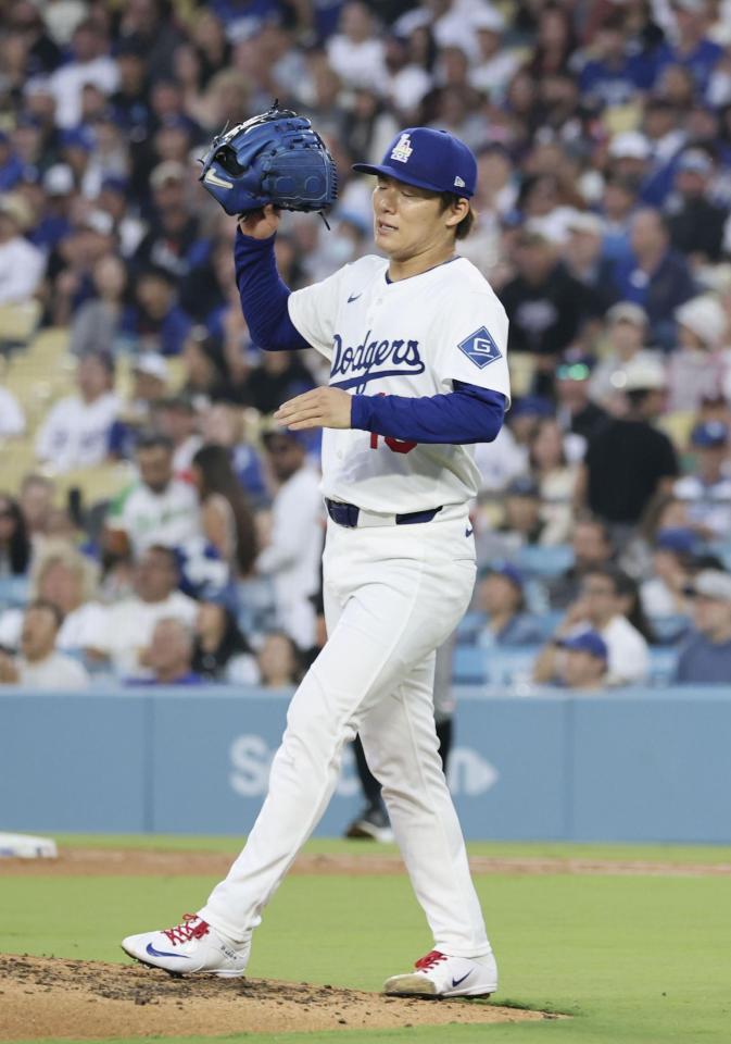 　ジャイアンツ戦の３回、シュミットに満塁本塁打を浴び悔しがるドジャース・山本＝ロサンゼルス（共同）